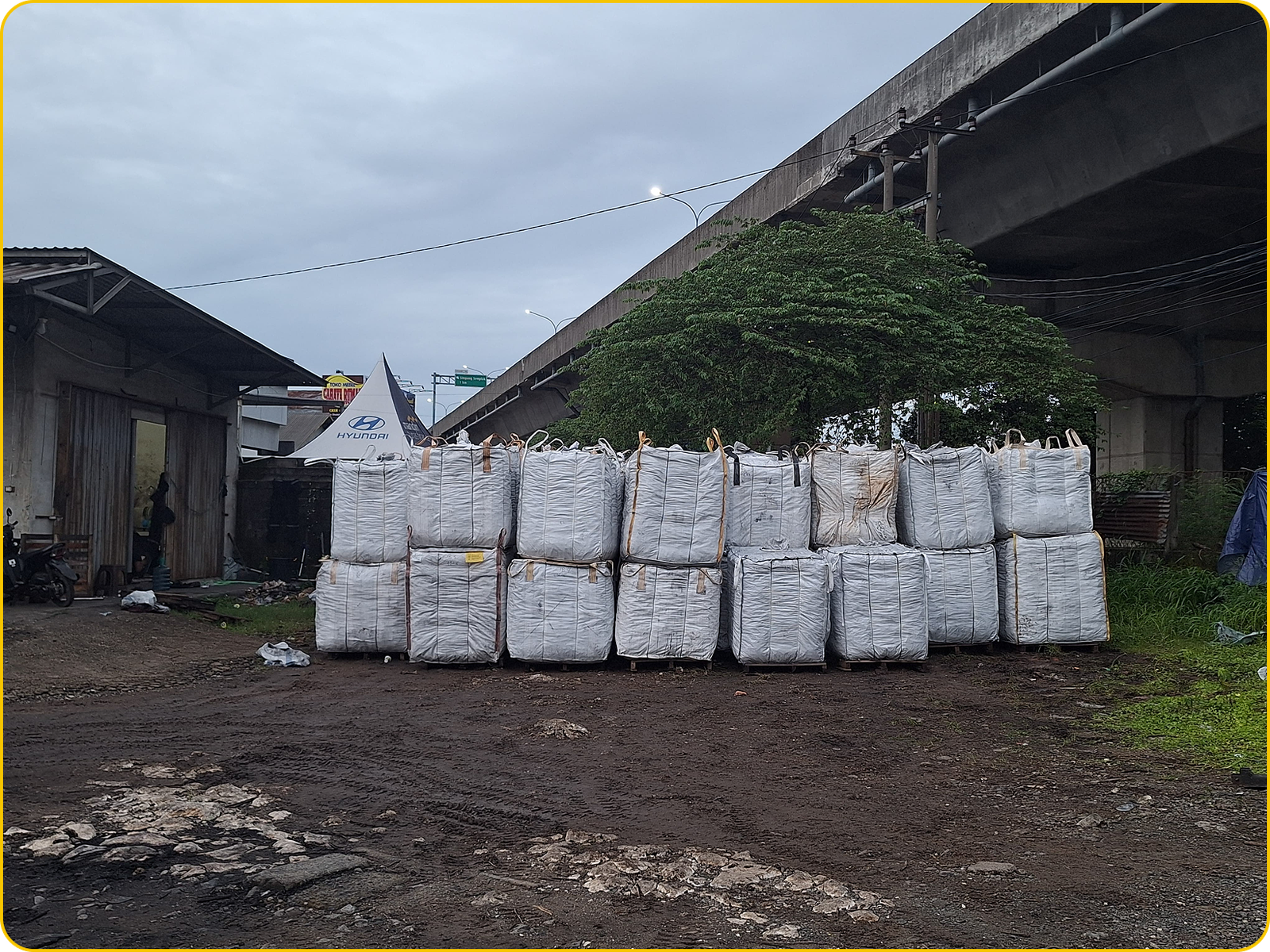 Wide storage and distribution yard of 500kg jumbo bags